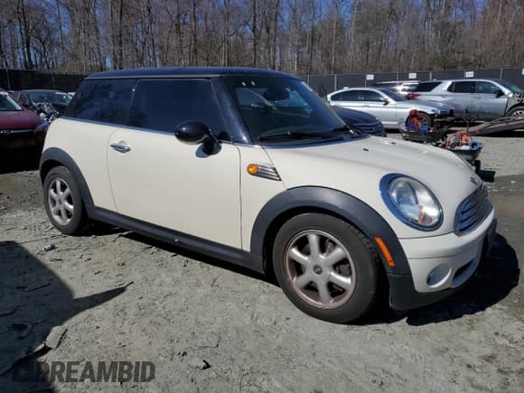 ✅ 2008 MINI Hardtop • VIN: WMWMF33508TT66699 • Lot: 48233985. Listed on Copart with 88,817 mi. Free auction sales archive from the USA and detailed vehicle history report at DreamBid. Image 4.