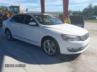 ✅ 2015 Volkswagen Passat SE • VIN: 1VWBS7A31FC075556 • Лот: 43933180. Опубликован ранее на IAAI с пробегом 131 543 миль. Бесплатный доступ к архиву аукционных продаж из США и подробный отчёт об истории автомобиля на DreamBid. Изображение 1.