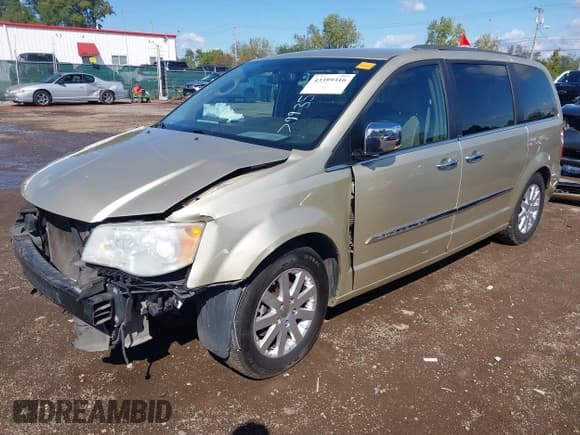 ✅ 2011 Chrysler Town & Country Touring L • VIN: 2A4RR8DG8BR799354 • Lot: 43399316. Listed on IAAI with 147,062 mi. Free auction sales archive from the USA and detailed vehicle history report at DreamBid. Image 2.
