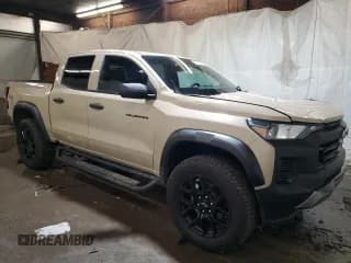 ✅ 2023 Chevrolet Colorado 4WD Trail Boss • VIN: 1GCPTEEKXP1160968 • Лот: 57689353. Опубликован ранее на Copart с пробегом 235 миль. Бесплатный доступ к архиву аукционных продаж из США и подробный отчёт об истории автомобиля на DreamBid. Изображение 4.