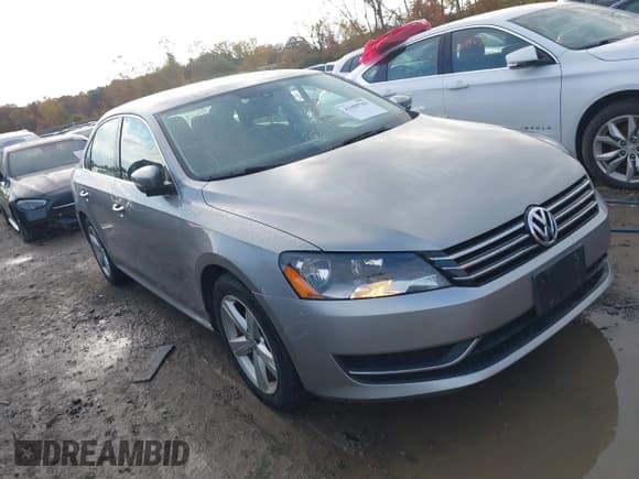 ✅ 2013 Volkswagen Passat SE • VIN: 1VWBP7A33DC130314 • Lot: 43489703. Wystawiony na IAAI z przebiegiem 113 324 mil. Bezpłatny archiwum sprzedaży aukcyjnych z USA i szczegółowy raport historii pojazdu na DreamBid. Zdjęcie 1.