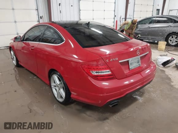 ✅ 2013 Mercedes-Benz C 250 • VIN: WDDGJ4HB4DG043607 • Lot: 41598783. Wystawiony na IAAI z przebiegiem 96 031 mil. Bezpłatny archiwum sprzedaży aukcyjnych z USA i szczegółowy raport historii pojazdu na DreamBid. Zdjęcie 3.