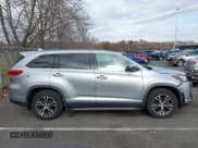 ✅ 2019 Toyota Highlander LE • VIN: 5TDBZRFH8KS999564 • Lot: 43672855. Wystawiony na IAAI z przebiegiem 68 493 mil. Bezpłatny archiwum sprzedaży aukcyjnych z USA i szczegółowy raport historii pojazdu na DreamBid. Zdjęcie 12.