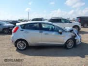 ✅ 2014 Ford Fiesta Titanium • VIN: 3FADP4FJ1EM113793 • Lot: 43384703. Wystawiony na IAAI z przebiegiem Nie podano. Bezpłatny archiwum sprzedaży aukcyjnych z USA i szczegółowy raport historii pojazdu na DreamBid. Zdjęcie 14.