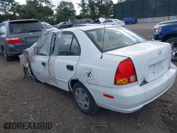 2004 Hyundai Accent GL z VIN KMHCG45C24U559935, wystawiony jako IAAI lot #40487927 z przebiegiem Nie podano mil oraz . Historia ofert i sprzedaży dostępna na DreamBid. Obrazek 3.