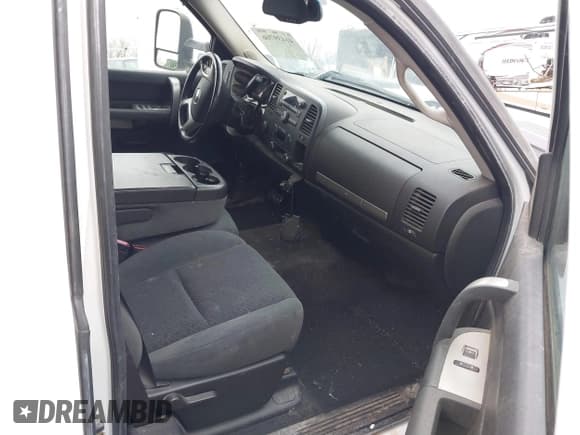 ✅ 2008 Chevrolet Silverado 2500HD 1LT • VIN: 1GCHK29K98E154928 • Lot: 41439766. Wystawiony na IAAI z przebiegiem Nie podano. Bezpłatny archiwum sprzedaży aukcyjnych z USA i szczegółowy raport historii pojazdu na DreamBid. Zdjęcie 5.