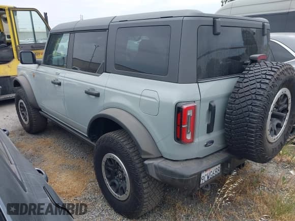✅ 2023 Ford Bronco • VIN: 1FMEE5DP0PLA97359 • Lot: 42130581. Wystawiony na IAAI z przebiegiem 32 335 mil. Bezpłatny archiwum sprzedaży aukcyjnych z USA i szczegółowy raport historii pojazdu na DreamBid. Zdjęcie 3.