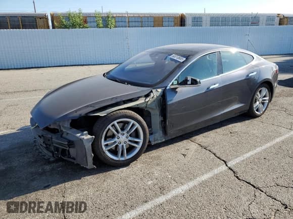 ✅ 2015 Tesla Model S 85 • VIN: 5YJSA1S10FF098989 • Лот: 68510685. Опубликован ранее на Copart с пробегом 75 002 миль. Бесплатный доступ к архиву аукционных продаж из США и подробный отчёт об истории автомобиля на DreamBid. Изображение 1.