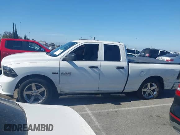 2018 Ram 1500 Tradesman z VIN 1C6RR6FT8JS149433, wystawiony jako IAAI lot #42332005 z przebiegiem 68 531 mil mil oraz . Historia ofert i sprzedaży dostępna na DreamBid. Obrazek 14.