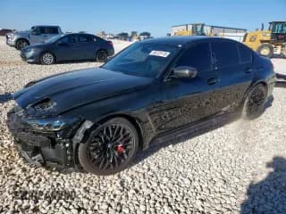 ✅ 2024 BMW M3 • VIN: WBS63AY07RFR26930 • Lot: 90723115. Wystawiony na Copart z przebiegiem 5 924 mil. Bezpłatny archiwum sprzedaży aukcyjnych z USA i szczegółowy raport historii pojazdu na DreamBid. Zdjęcie 1.