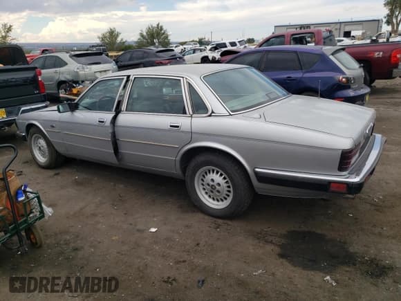 ✅ 1988 Jaguar XJ • VIN: SAJHV1640JC550739 • Lot: 70541484. Wystawiony na Copart z przebiegiem 161 546 mil. Bezpłatny archiwum sprzedaży aukcyjnych z USA i szczegółowy raport historii pojazdu na DreamBid. Zdjęcie 2.