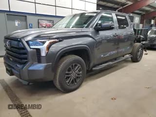 ✅ 2024 Toyota Tundra SR5 • VIN: 5TFLA5DB0RX218947 • Lot: 92618505. Wystawiony na Copart z przebiegiem 4 681 mil. Bezpłatny archiwum sprzedaży aukcyjnych z USA i szczegółowy raport historii pojazdu na DreamBid. Zdjęcie 1.