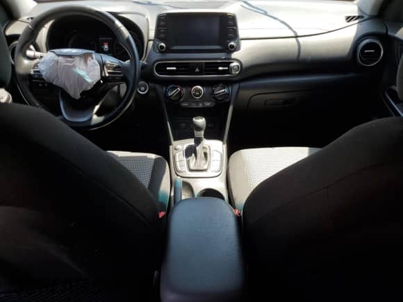 2020 Hyundai Kona SEL Plus z VIN KM8K62AA1LU595170, wystawiony jako Copart lot #58151423 z przebiegiem 49 822 mil mil oraz . Historia ofert i sprzedaży dostępna na DreamBid. Obrazek 8.