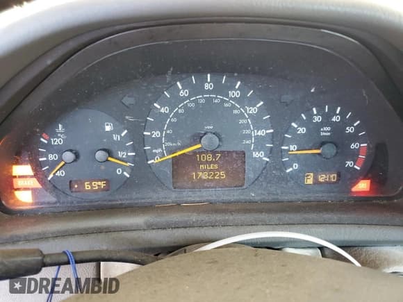 ✅ 2003 Mercedes-Benz CLK 320 • VIN: WDBLK65G53T136190 • Lot: 66963195. Wystawiony na Copart z przebiegiem 173 225 mil. Bezpłatny archiwum sprzedaży aukcyjnych z USA i szczegółowy raport historii pojazdu na DreamBid. Zdjęcie 9.