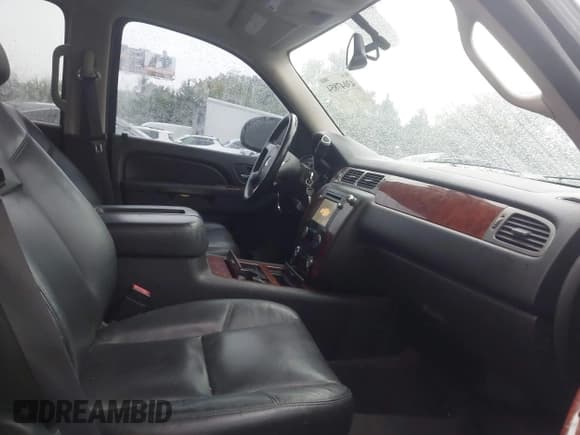 ✅ 2014 Chevrolet Suburban LTZ • VIN: 1GNSKKE76ER175531 • Lot: 43047854. Wystawiony na IAAI z przebiegiem 264 319 mil. Bezpłatny archiwum sprzedaży aukcyjnych z USA i szczegółowy raport historii pojazdu na DreamBid. Zdjęcie 5.