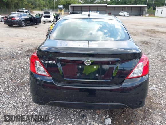 ✅ 2018 Nissan Versa SV • VIN: 3N1CN7AP7JL817041 • Lot: 42622720. Listed on IAAI with 197,082 mi. Free auction sales archive from the USA and detailed vehicle history report at DreamBid. Image 16.