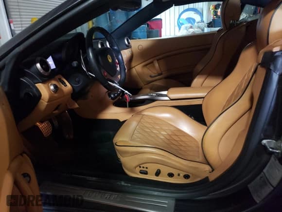 ✅ 2010 Ferrari California • VIN: ZFF65LJA8A0168430 • Lot: 50759965. Wystawiony na Copart z przebiegiem 26 006 mil. Bezpłatny archiwum sprzedaży aukcyjnych z USA i szczegółowy raport historii pojazdu na DreamBid. Zdjęcie 7.