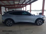 ✅ 2022 Ford Mustang Mach-E Premium • VIN: 3FMTK3R73NMA26889 • Lot: 41916352. Wystawiony na IAAI z przebiegiem 36 441 mil. Bezpłatny archiwum sprzedaży aukcyjnych z USA i szczegółowy raport historii pojazdu na DreamBid. Zdjęcie 14.