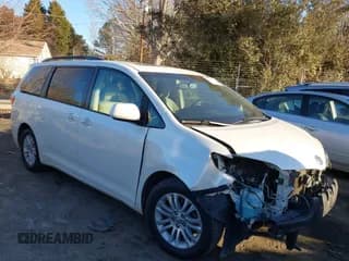 ✅ 2015 Toyota Sienna XLE • VIN: 5TDYK3DC2FS597659 • Lot: 41380779. Wystawiony na IAAI z przebiegiem 239 543 mil. Bezpłatny archiwum sprzedaży aukcyjnych z USA i szczegółowy raport historii pojazdu na DreamBid. Zdjęcie 1.