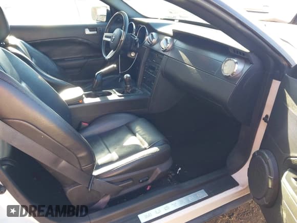 ✅ 2007 Ford Mustang Deluxe • VIN: 1ZVFT80N475351354 • Lot: 43556903. Wystawiony na IAAI z przebiegiem 250 306 mil. Bezpłatny archiwum sprzedaży aukcyjnych z USA i szczegółowy raport historii pojazdu na DreamBid. Zdjęcie 5.