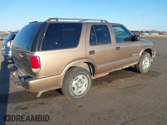 ✅ 2004 Chevrolet Blazer LS • VIN: 1GNDT13X74K143228 • Lot: 41761295. Wystawiony na IAAI z przebiegiem 149 003 mil. Bezpłatny archiwum sprzedaży aukcyjnych z USA i szczegółowy raport historii pojazdu na DreamBid. Zdjęcie 4.
