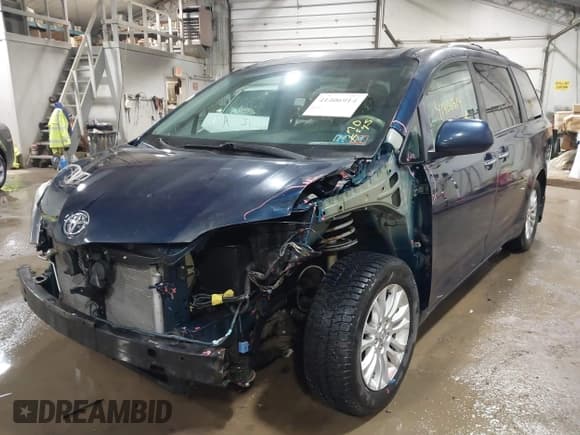 ✅ 2012 Toyota Sienna XLE • VIN: 5TDYK3DC3CS263331 • Lot: 41406914. Listed on IAAI with 135,820 mi. Free auction sales archive from the USA and detailed vehicle history report at DreamBid. Image 2.