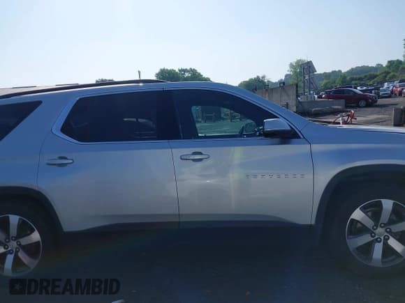 ✅ 2022 Chevrolet Traverse LT • VIN: 1GNERHKW0NJ131899 • Lot: 42567239. Wystawiony na IAAI z przebiegiem 78 665 mil. Bezpłatny archiwum sprzedaży aukcyjnych z USA i szczegółowy raport historii pojazdu na DreamBid. Zdjęcie 13.
