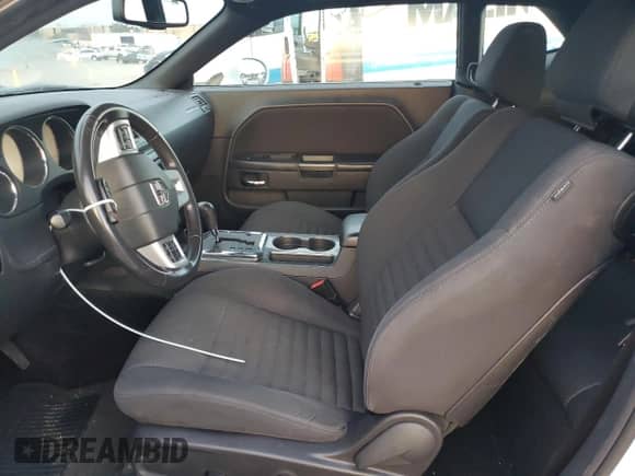 2014 Dodge Challenger SXT z VIN 2C3CDYAG0EH101106, wystawiony jako Copart lot #72629304 z przebiegiem 108 449 mil mil oraz Szkoda całkowita • Salvage title. Historia ofert i sprzedaży dostępna na DreamBid. Obrazek 7.