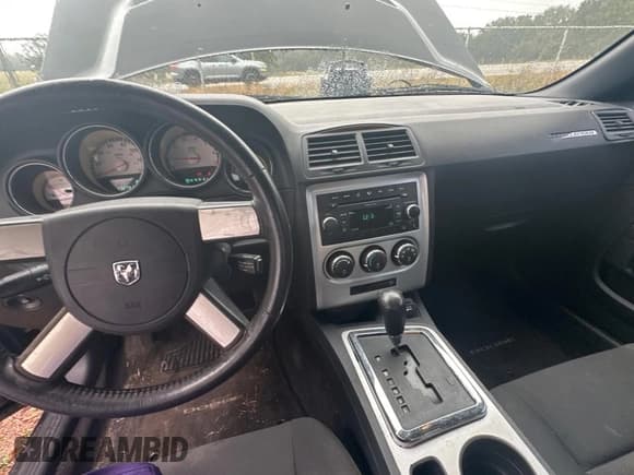 ✅ 2009 Dodge Challenger SE • VIN: 2B3LJ44V89H577103 • Lot: 82010204. Wystawiony na Copart z przebiegiem 172 791 mil. Bezpłatny archiwum sprzedaży aukcyjnych z USA i szczegółowy raport historii pojazdu na DreamBid. Zdjęcie 9.