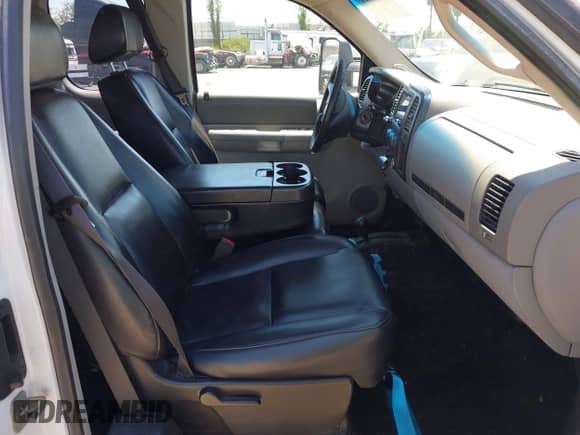 2007 Chevrolet Silverado 2500HD LTZ z VIN 1GCHK29667E573319, wystawiony jako IAAI lot #42675624 z przebiegiem 138 091 mil mil oraz . Historia ofert i sprzedaży dostępna na DreamBid. Obrazek 5.