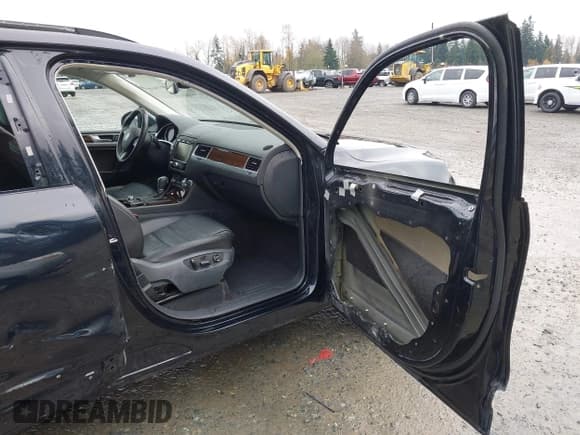 ✅ 2016 Volkswagen Touareg Lux • VIN: WVGEF9BP0GD011369 • Lot: 43772482. Listed on IAAI with 39,681 mi. Free auction sales archive from the USA and detailed vehicle history report at DreamBid. Image 5.