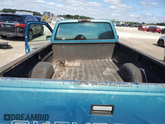 1998 Chevrolet Silverado 1500 with VIN 1GCEC14W8WZ105696, listed as a Copart auction lot 85420185 with 220,727 mi miles and Salvage title. Bid and sale history available at DreamBid. Image 10.