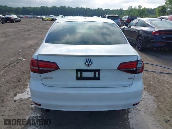 ✅ 2018 Volkswagen Jetta SE • VIN: 3VWB67AJ0JM223691 • Лот: 42673695. Опубликован ранее на IAAI с пробегом 123 694 миль. Бесплатный доступ к архиву аукционных продаж из США и подробный отчёт об истории автомобиля на DreamBid. Изображение 17.