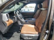 ✅ 2024 Toyota Tundra 1794 Edition • VIN: 5TFMA5DB4RX193670 • Lot: 70833105. Wystawiony na Copart z przebiegiem 5 963 mil. Bezpłatny archiwum sprzedaży aukcyjnych z USA i szczegółowy raport historii pojazdu na DreamBid. Zdjęcie 7.