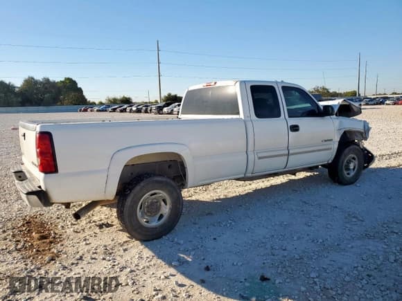✅ 2004 Chevrolet Silverado 2500HD LS • VIN: 1GCHC29U64E103301 • Lot: 90979245. Wystawiony na Copart z przebiegiem Nie podano. Bezpłatny archiwum sprzedaży aukcyjnych z USA i szczegółowy raport historii pojazdu na DreamBid. Zdjęcie 3.