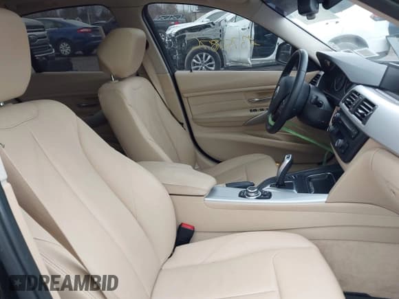 ✅ 2012 BMW 3 Series 328i • VIN: WBA3A5G54CNP17174 • Lot: 43750876. Wystawiony na IAAI z przebiegiem 59 879 mil. Bezpłatny archiwum sprzedaży aukcyjnych z USA i szczegółowy raport historii pojazdu na DreamBid. Zdjęcie 5.