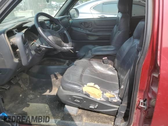 2002 Chevrolet Blazer LS z VIN 1GNDT13W42K185991, wystawiony jako Copart lot #70605164 z przebiegiem 208 342 mil mil oraz Szkoda całkowita • Salvage title. Historia ofert i sprzedaży dostępna na DreamBid. Obrazek 7.