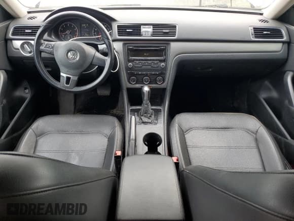 ✅ 2014 Volkswagen Passat S • VIN: 1VWAP7A36EC019169 • Lot: 71253095. Wystawiony na Copart z przebiegiem 167 635 mil. Bezpłatny archiwum sprzedaży aukcyjnych z USA i szczegółowy raport historii pojazdu na DreamBid. Zdjęcie 8.