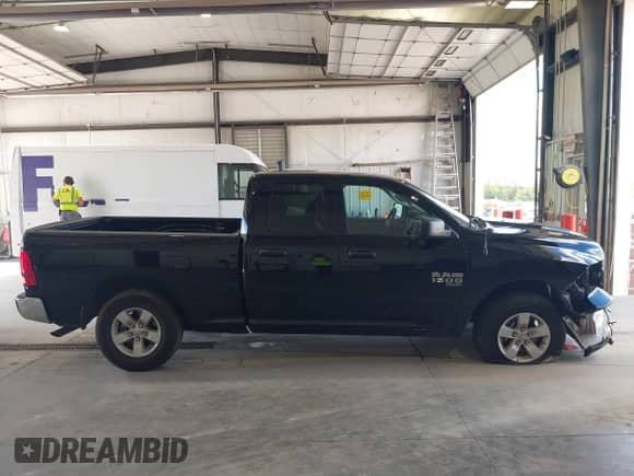 2024 Ram 1500 SLT z VIN 1C6RR6GG6RS137293, wystawiony jako IAAI lot #43323845 z przebiegiem 34 382 mil mil oraz . Historia ofert i sprzedaży dostępna na DreamBid. Obrazek 13.