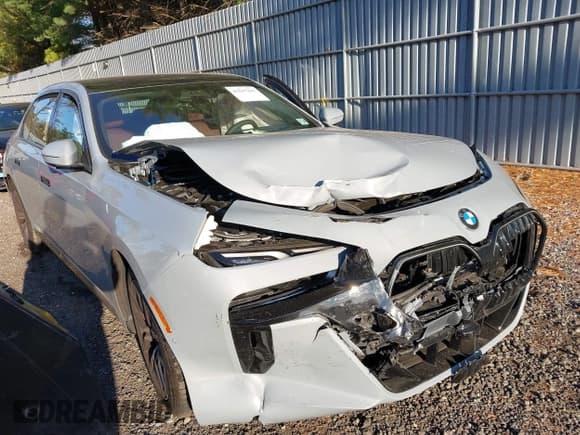 ✅ 2025 BMW 7 Series 740i xDrive • VIN: WBA33EH0XSCU64997 • Lot: 43517267. Wystawiony na IAAI z przebiegiem 8 443 mil. Bezpłatny archiwum sprzedaży aukcyjnych z USA i szczegółowy raport historii pojazdu na DreamBid. Zdjęcie 6.