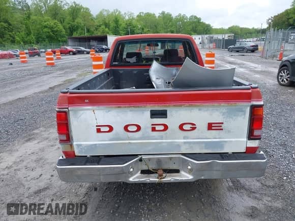 1991 Dodge Dakota z VIN 1B7GL23Y9M5234988, wystawiony jako IAAI lot #42243960 z przebiegiem 247 616 mil mil oraz . Historia ofert i sprzedaży dostępna na DreamBid. Obrazek 16.