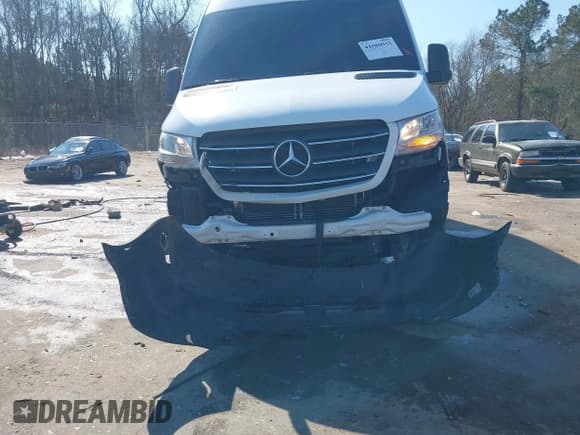 ✅ 2019 Mercedes-Benz Sprinter Cargo • VIN: W1W4EBVYXKP194953 • Lot: 41680933. Listed on IAAI with 102,523 mi. Free auction sales archive from the USA and detailed vehicle history report at DreamBid. Image 6.