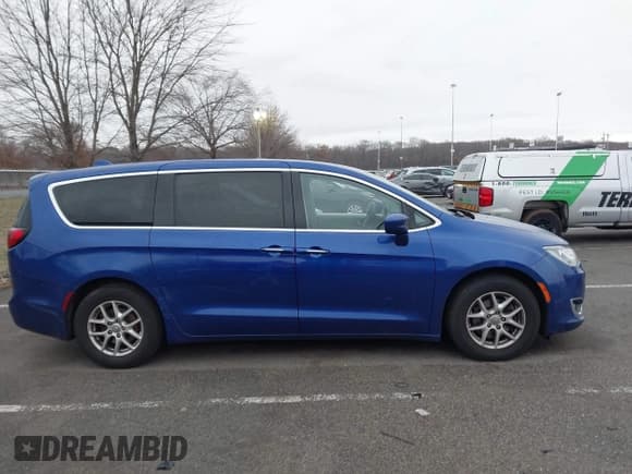 ✅ 2020 Chrysler Pacifica Touring • VIN: 2C4RC1FG3LR283206 • Lot: 43823700. Listed on IAAI with 161,511 mi. Free auction sales archive from the USA and detailed vehicle history report at DreamBid. Image 13.