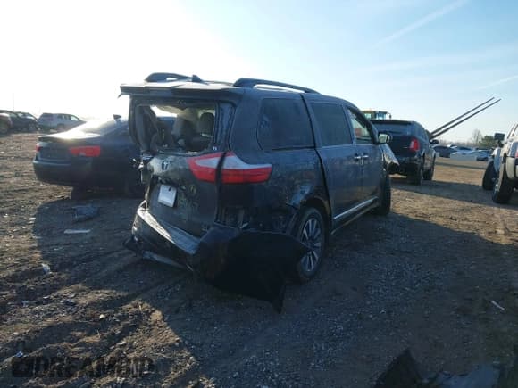 ✅ 2018 Toyota Sienna XLE • VIN: 5TDDZ3DC9JS207367 • Lot: 41877615. Listed on IAAI with 104,500 mi. Free auction sales archive from the USA and detailed vehicle history report at DreamBid. Image 4.