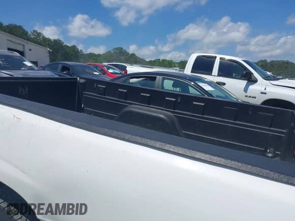 2004 Chevrolet Silverado 1500 z VIN 1GCEC14X04Z294723, wystawiony jako IAAI lot #42314001 z przebiegiem 217 834 mil mil oraz . Historia ofert i sprzedaży dostępna na DreamBid. Obrazek 8.