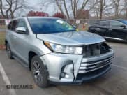 ✅ 2019 Toyota Highlander LE • VIN: 5TDBZRFH8KS999564 • Lot: 43672855. Wystawiony na IAAI z przebiegiem 68 493 mil. Bezpłatny archiwum sprzedaży aukcyjnych z USA i szczegółowy raport historii pojazdu na DreamBid. Zdjęcie 1.