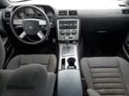 ✅ 2010 Dodge Challenger SE • VIN: 2B3CJ4DV1AH314276 • Lot: 84459155. Wystawiony na Copart z przebiegiem 168 808 mil. Bezpłatny archiwum sprzedaży aukcyjnych z USA i szczegółowy raport historii pojazdu na DreamBid. Zdjęcie 8.