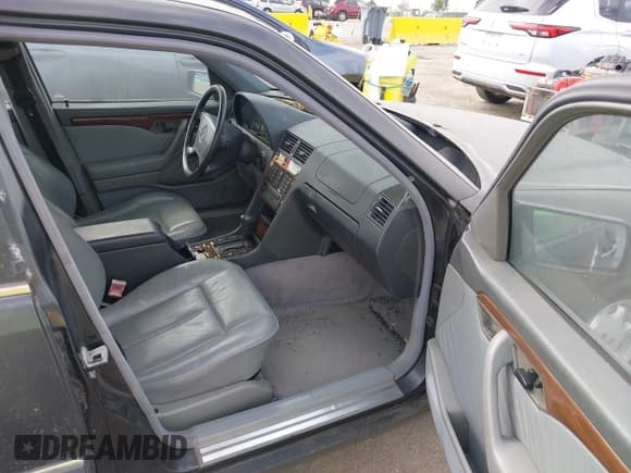 ✅ 1994 Mercedes-Benz C 2.8L • VIN: WDBHA28E8RF026270 • Lot: 43257376. Wystawiony na IAAI z przebiegiem Nie podano. Bezpłatny archiwum sprzedaży aukcyjnych z USA i szczegółowy raport historii pojazdu na DreamBid. Zdjęcie 5.