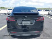 ✅ 2022 Tesla Model X • VIN: 7SAXCDE56NF339696 • Lot: 42481643. Wystawiony na IAAI z przebiegiem 25 934 mil. Bezpłatny archiwum sprzedaży aukcyjnych z USA i szczegółowy raport historii pojazdu na DreamBid. Zdjęcie 15.