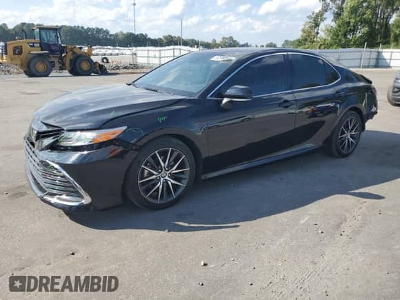 2021 Toyota Camry XLE z VIN 4T1F11AK3MU601314, wystawiony jako Copart lot #83816015 z przebiegiem 71 427 mil mil oraz Szkoda całkowita • Salvage title. Historia ofert i sprzedaży dostępna na DreamBid. Obrazek 1.